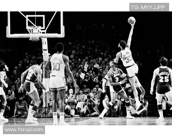 天勾贾巴尔与尤因的传奇对决:篮球历史上的巅峰时刻解析 天勾贾巴尔与尤因的传奇对决:篮球历史上的巅峰时刻解析